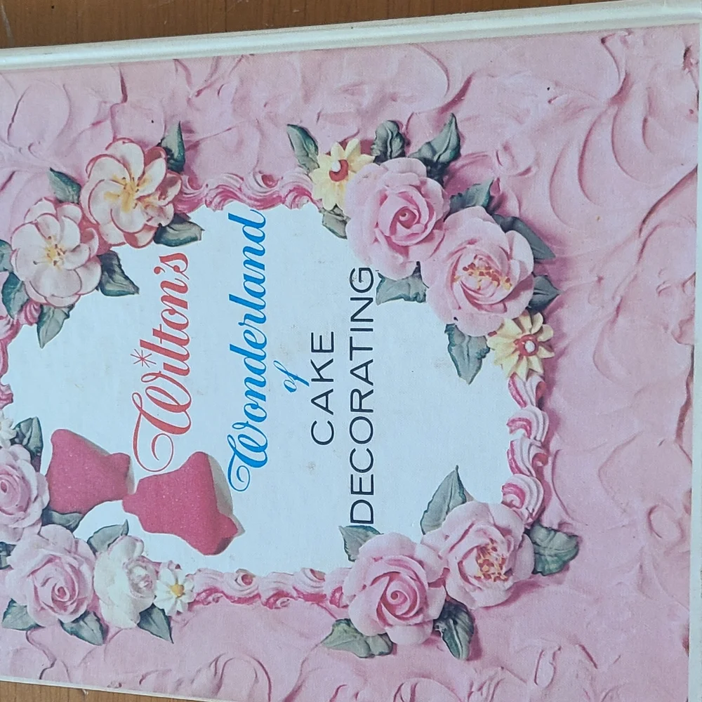 Wilton's Wonderland of Cake Decorating 2nd edition 1964 book